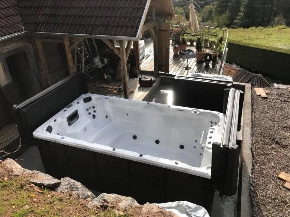 Installation d'un spa de nage Waterloo 421 à Saint-Amarin, autre vue du chantier