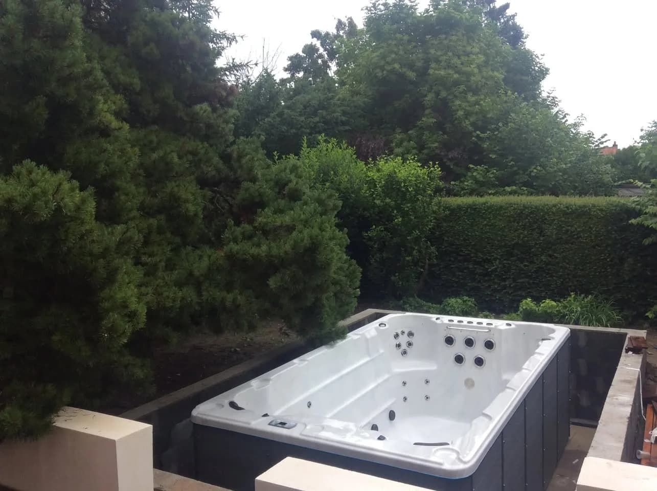 Installation d'un spa de nage Waterloo 421 à Valenciennes, autre vue du chantier