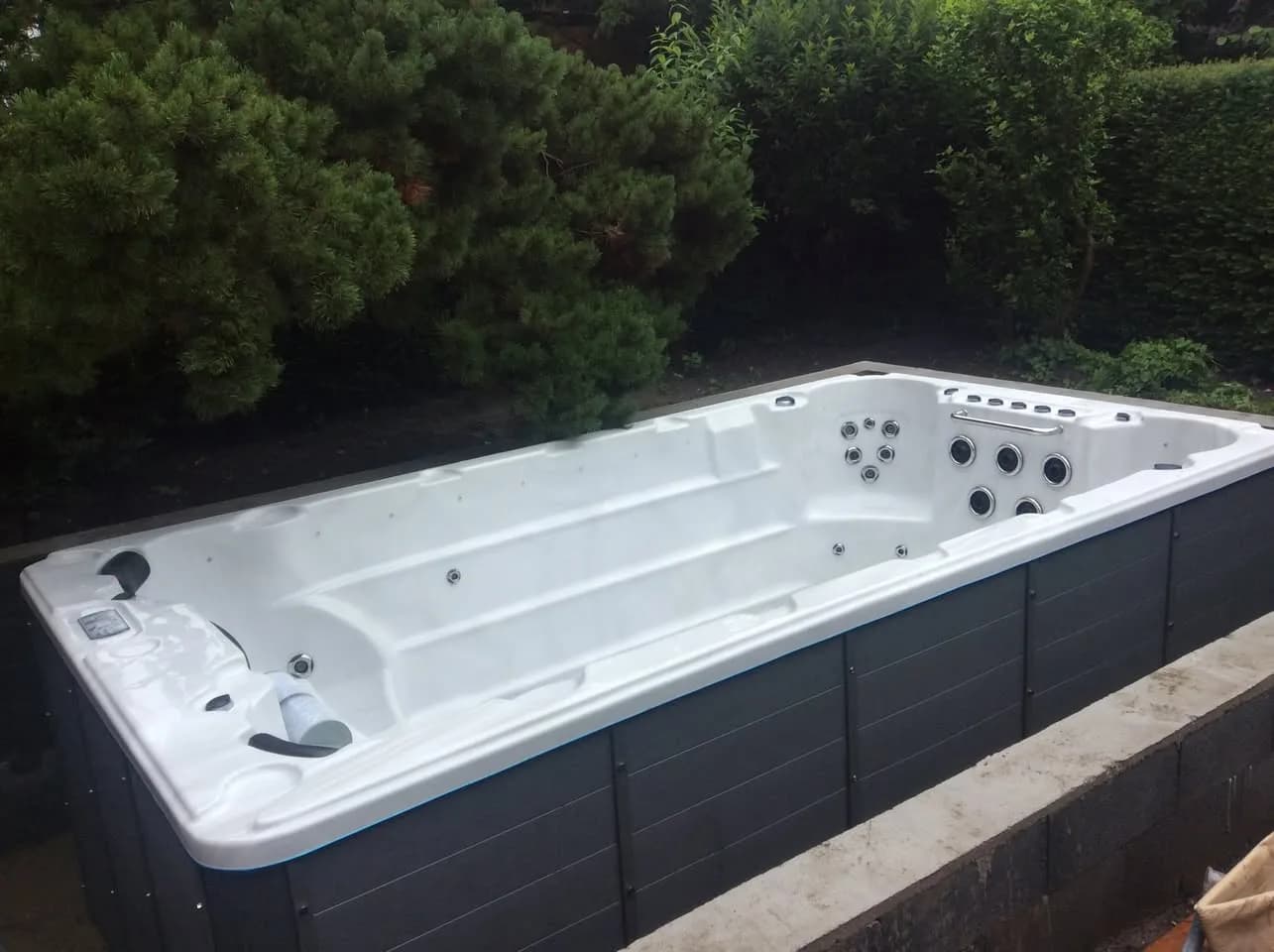Installation d'un spa de nage Waterloo 421 à Valenciennes, autre vue du chantier