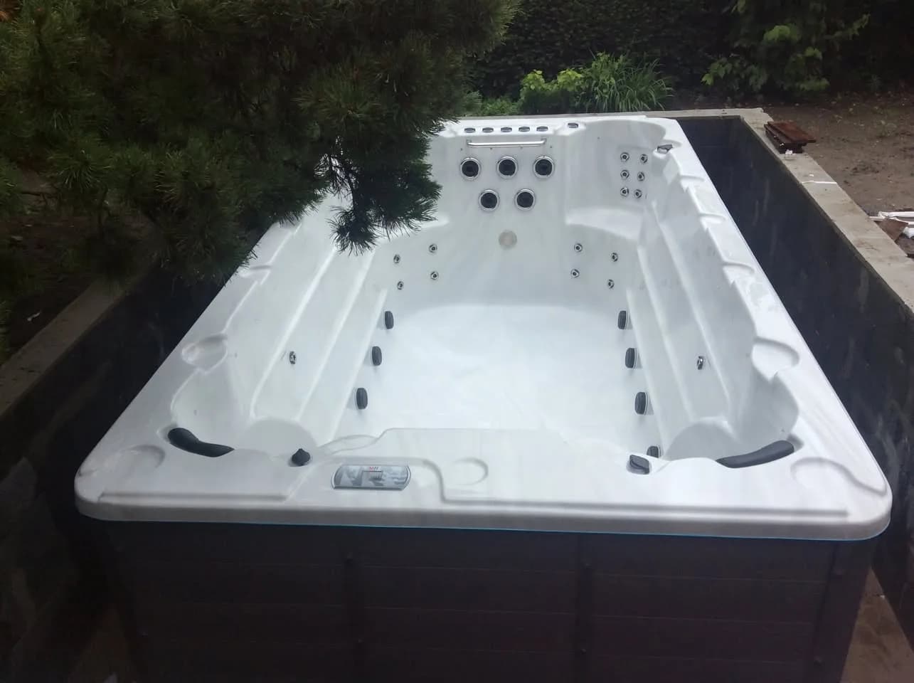 Installation d'un spa de nage Waterloo 421 à Valenciennes, autre vue du chantier