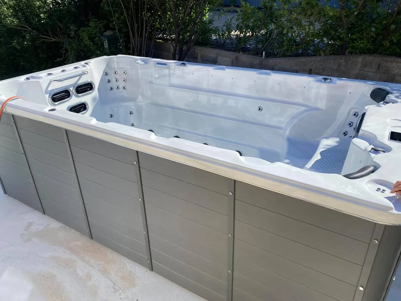 Installation d'un spa de nage Waterloo 421 à Wasselonne, cuve blanche et tablier gris