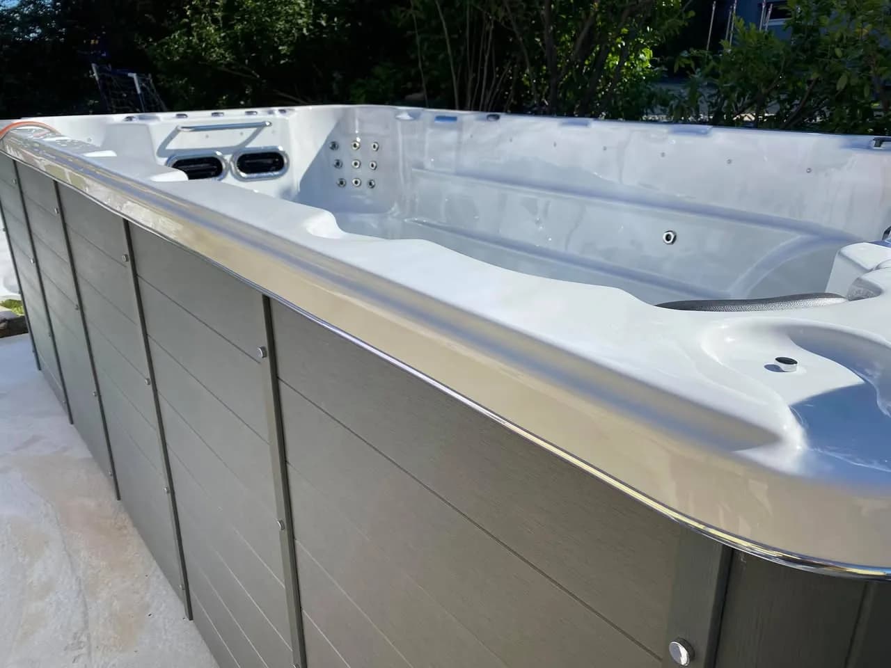 Installation d'un spa de nage Waterloo 421 à Wasselonne, autre vue du chantier