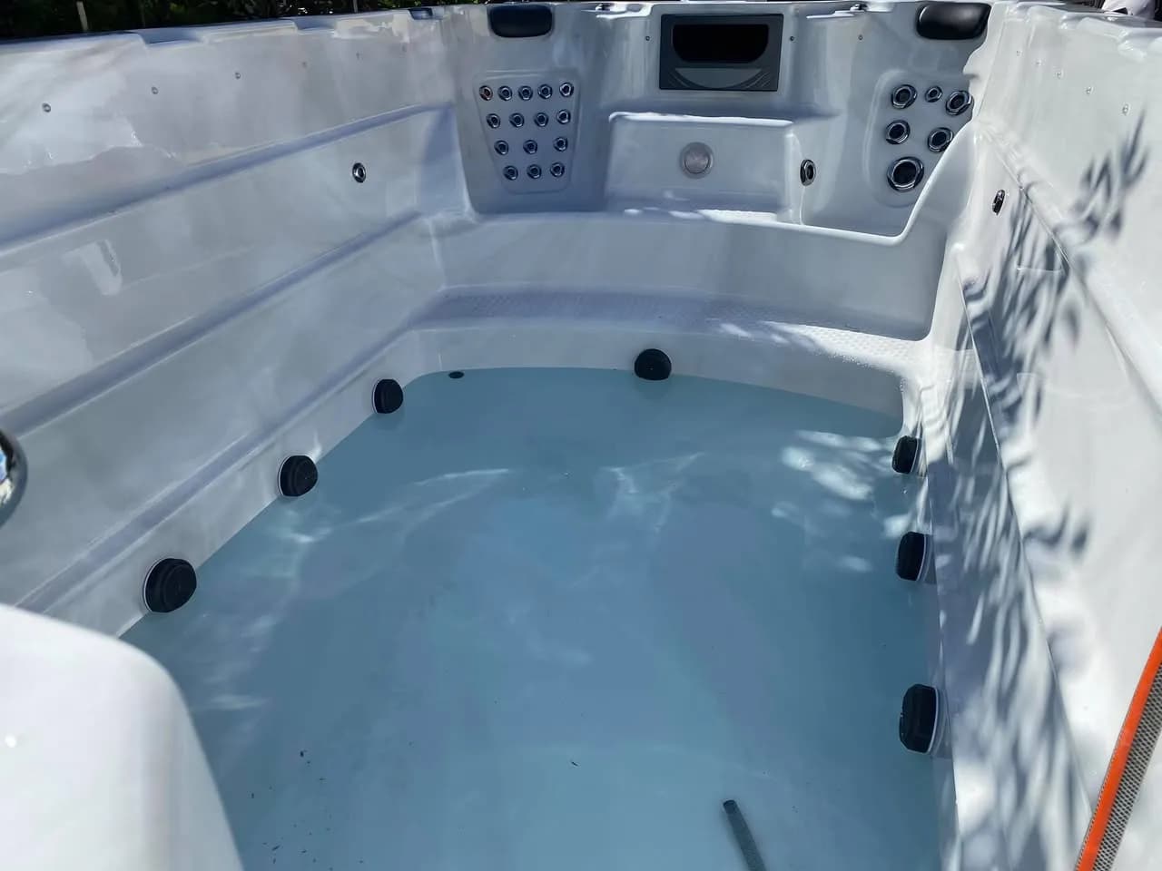 Installation d'un spa de nage Waterloo 421 à Wasselonne, autre vue du chantier