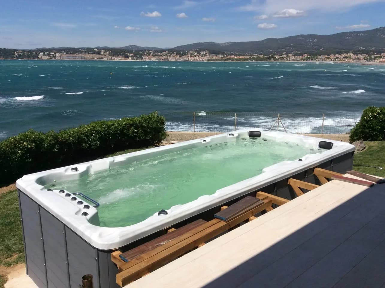 Installation d'un spa de nage Waterloo 501 à Bandol, en bord de mer, terrasse en bois en cours d'aménagement