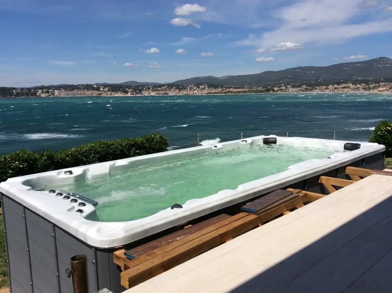 Installation d'un spa de nage Waterloo 501 à Bandol, autre vue du chantier