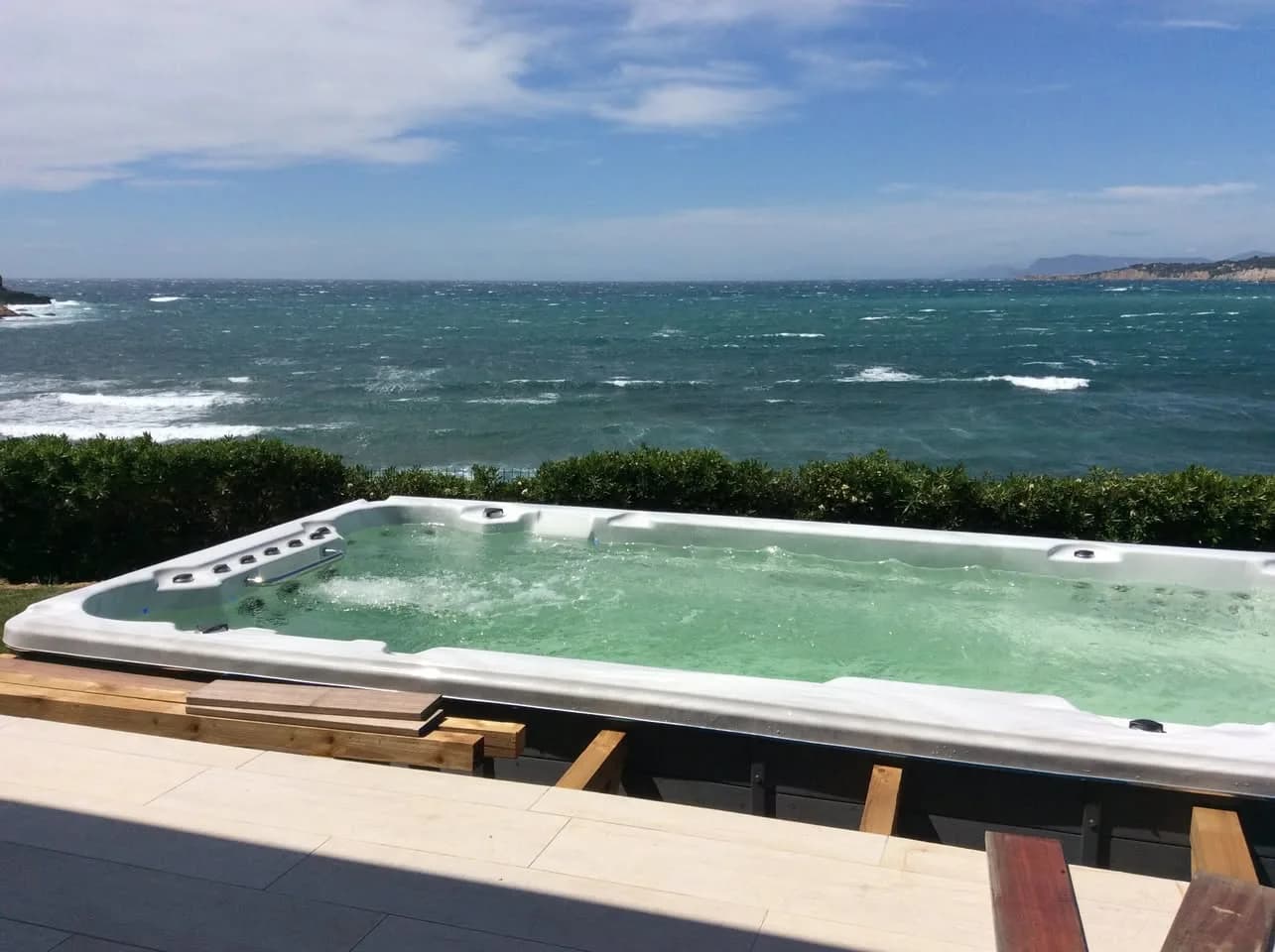 Installation d'un spa de nage Waterloo 501 à Bandol, autre vue du chantier
