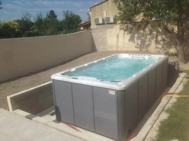 Installation d'un spa de nage Waterloo 501 à Bordeaux, autre vue du chantier