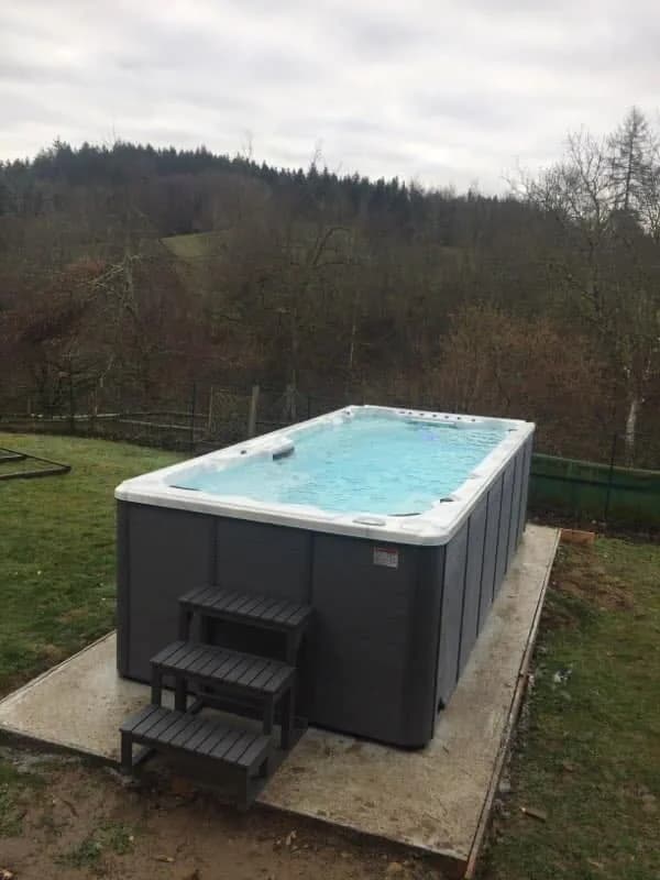 Installation d'un spa de nage Waterloo 501 à Clermont-Ferrand, autre vue du chantier