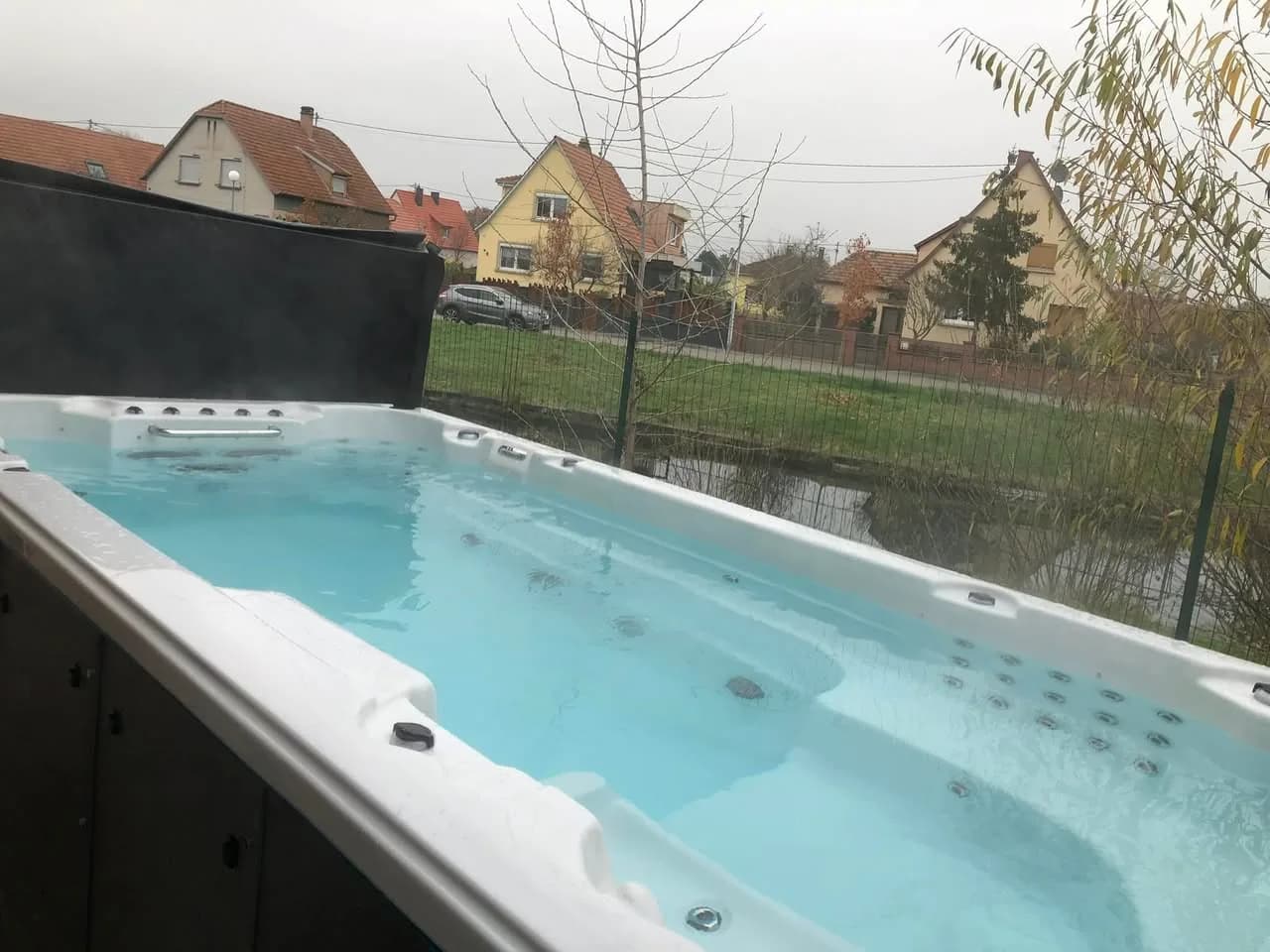 Installation d'un spa de nage Waterloo 501 dans le Bas-Rhin, spa de nage au bord du jardin