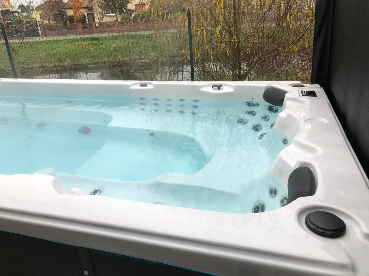 Installation d'un spa de nage Waterloo 501 dans le Bas-Rhin, autre vue du chantier