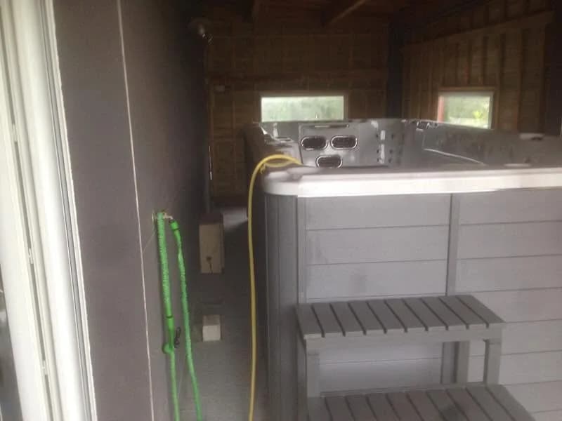 Installation d'un spa de nage Waterloo 501 dans le Morbihan, autre vue du chantier