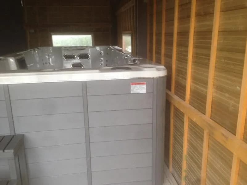 Installation d'un spa de nage Waterloo 501 dans le Morbihan, autre vue du chantier