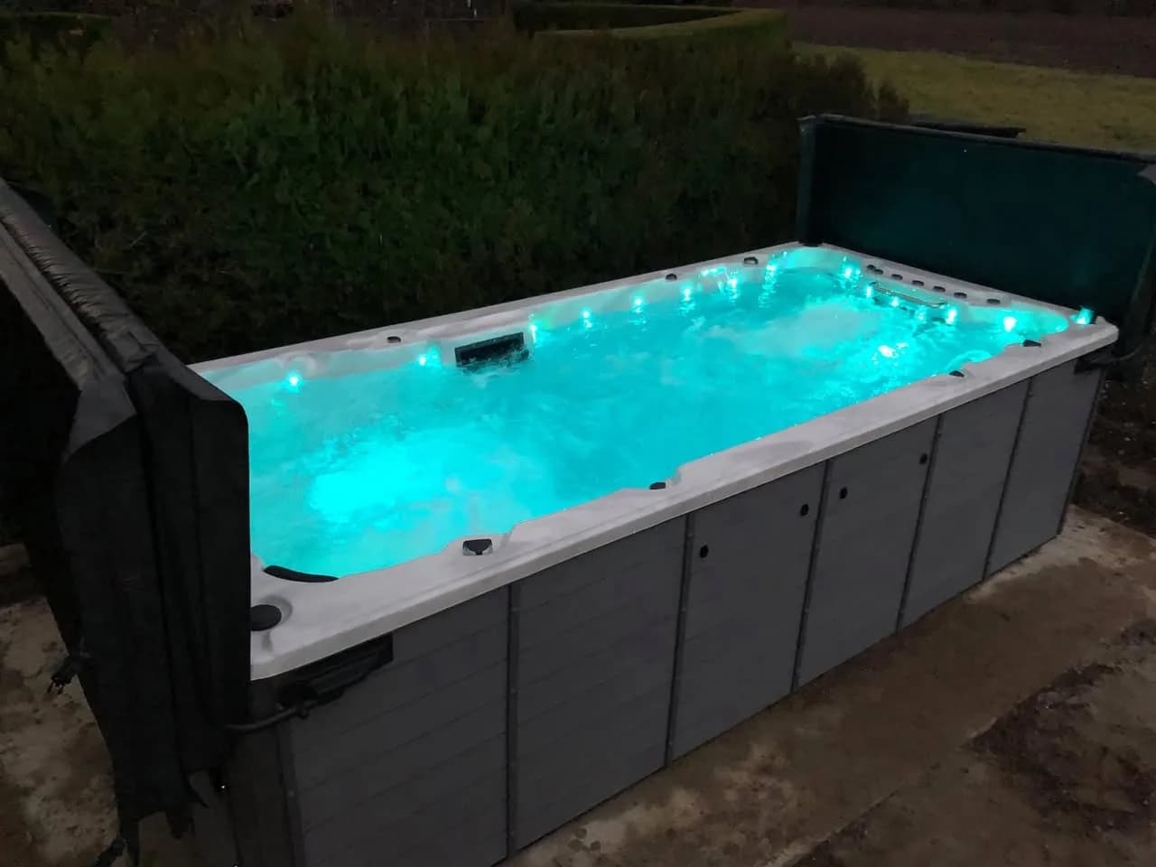 Installation d'un spa de nage Waterloo 501 à Eschau, de nuit, éclairage LED allumé