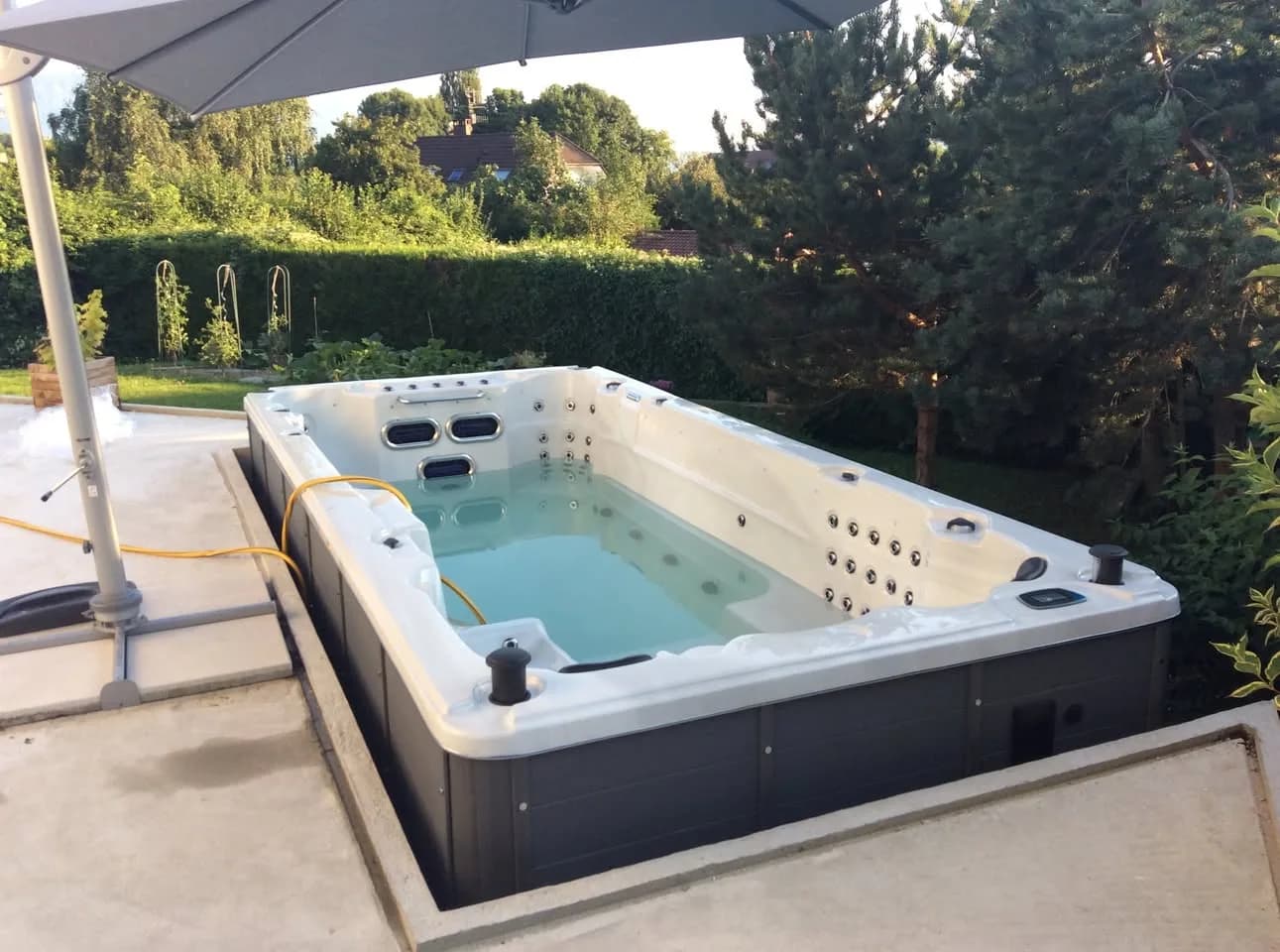Installation d'un spa de nage Waterloo 501 à Fillinges, en semi-encastré dans une dalle