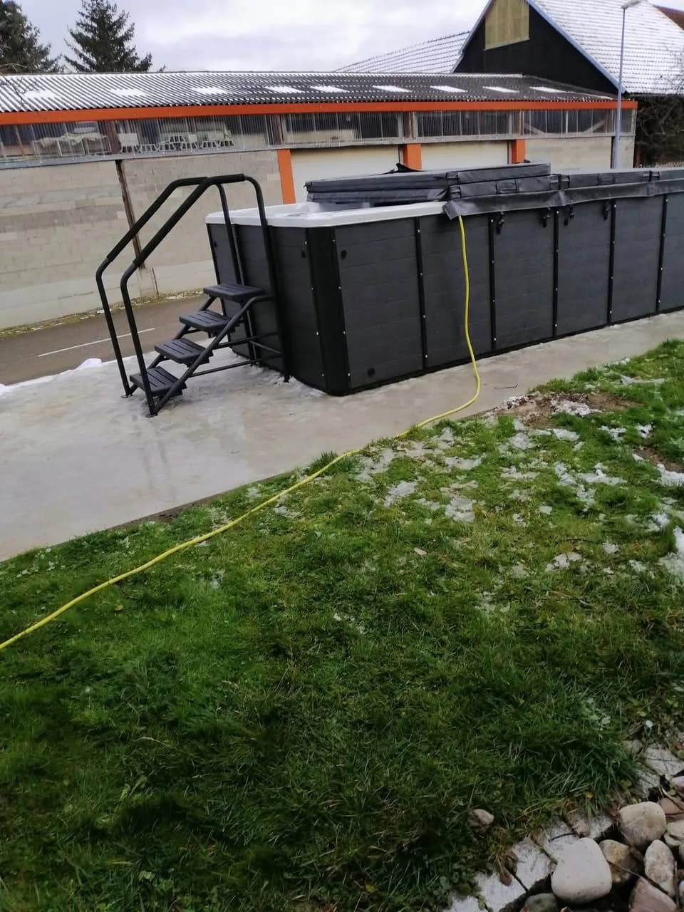 Installation d'un spa de nage Waterloo 501 à Folgensbourg, autre vue du chantier