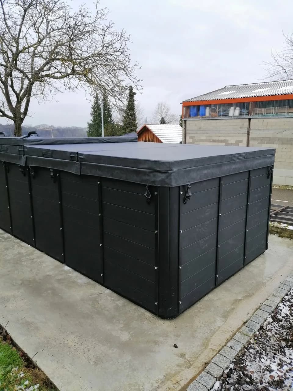 Installation d'un spa de nage Waterloo 501 à Folgensbourg, autre vue du chantier
