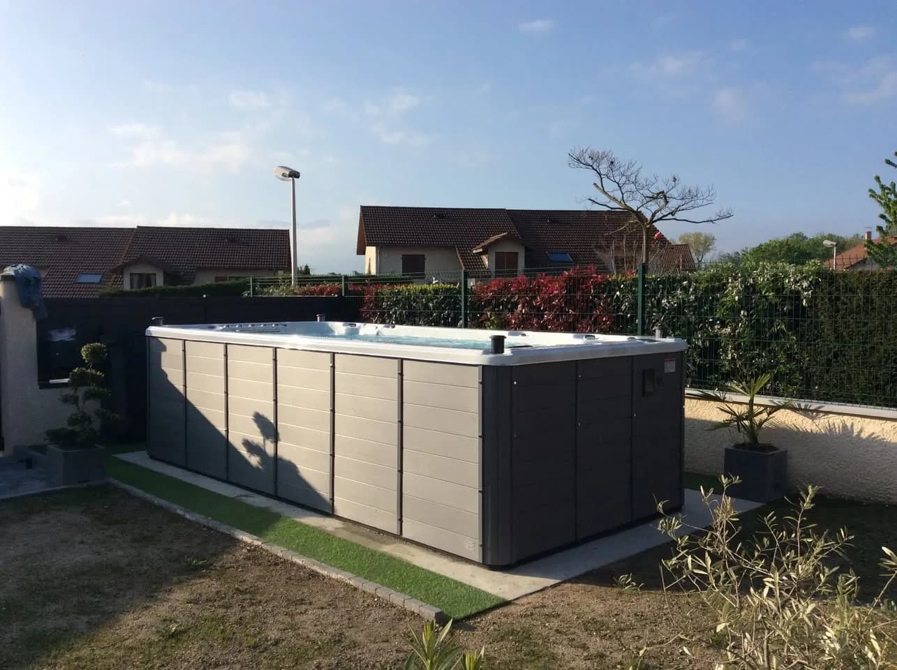 Installation d'un spa de nage Waterloo 501 Full option en Isère, autre vue du chantier