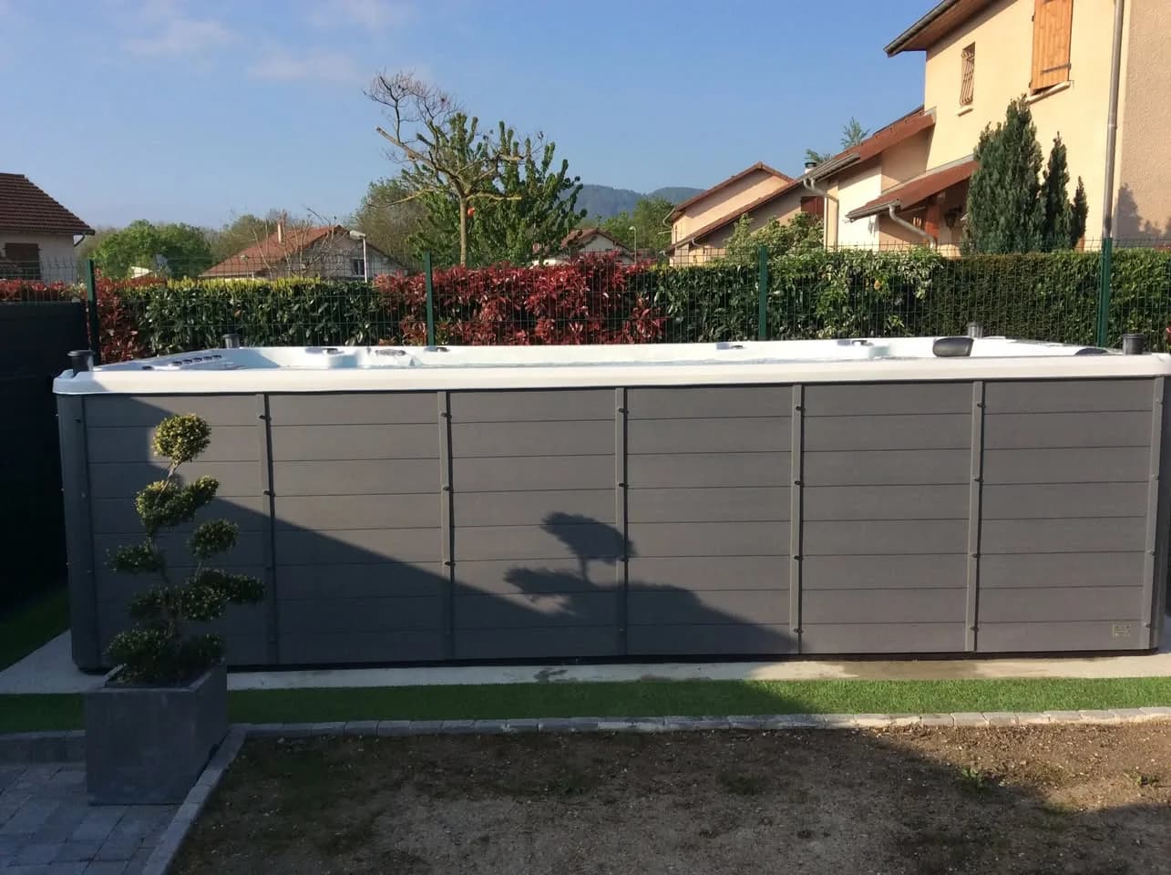 Installation d'un spa de nage Waterloo 501 Full option en Isère, autre vue du chantier