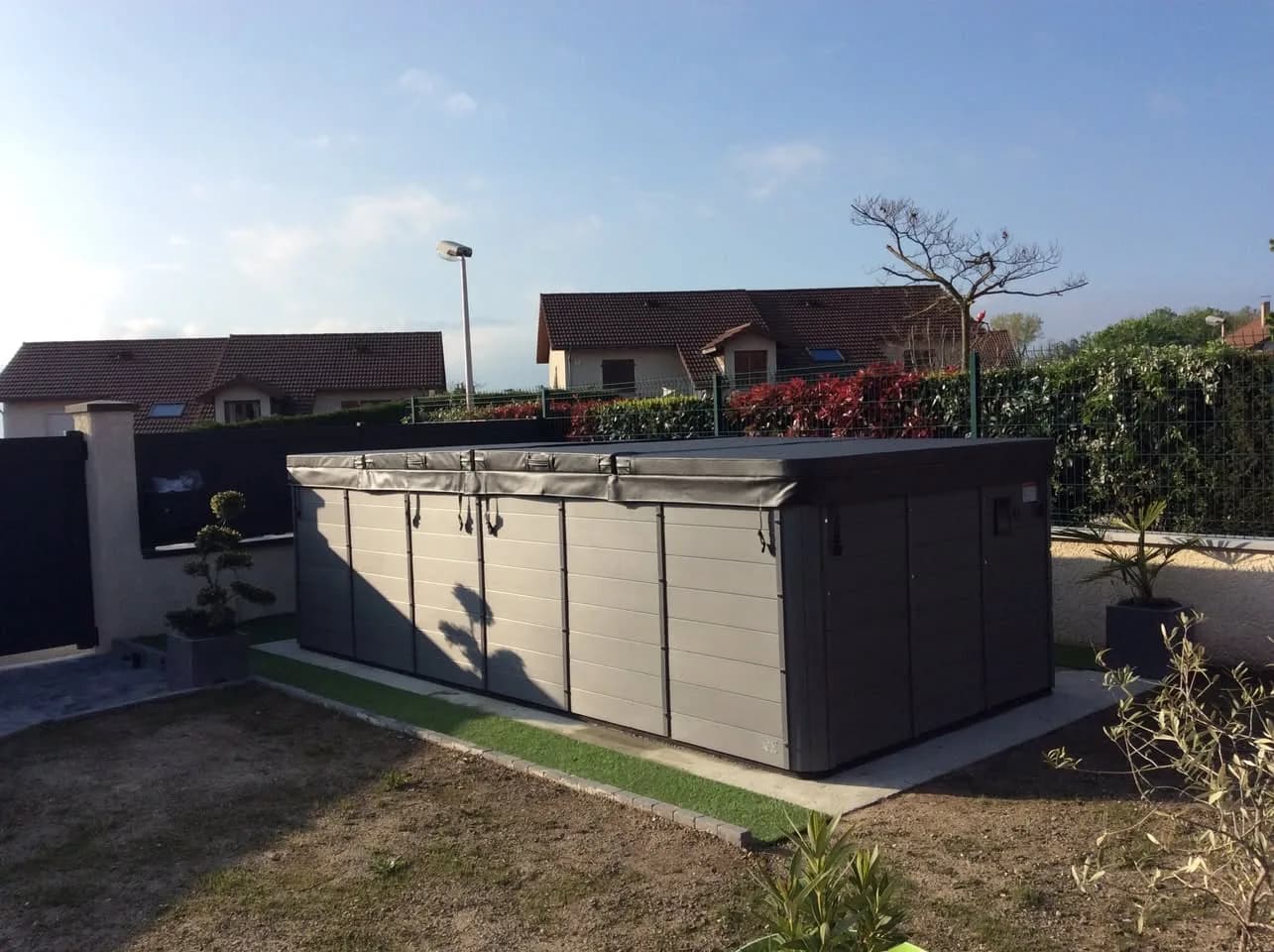 Installation d'un spa de nage Waterloo 501 Full option en Isère, autre vue du chantier