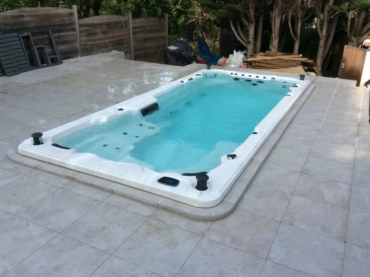 Installation d'un spa de nage Waterloo 501 Full option à Paris, autre vue du chantier
