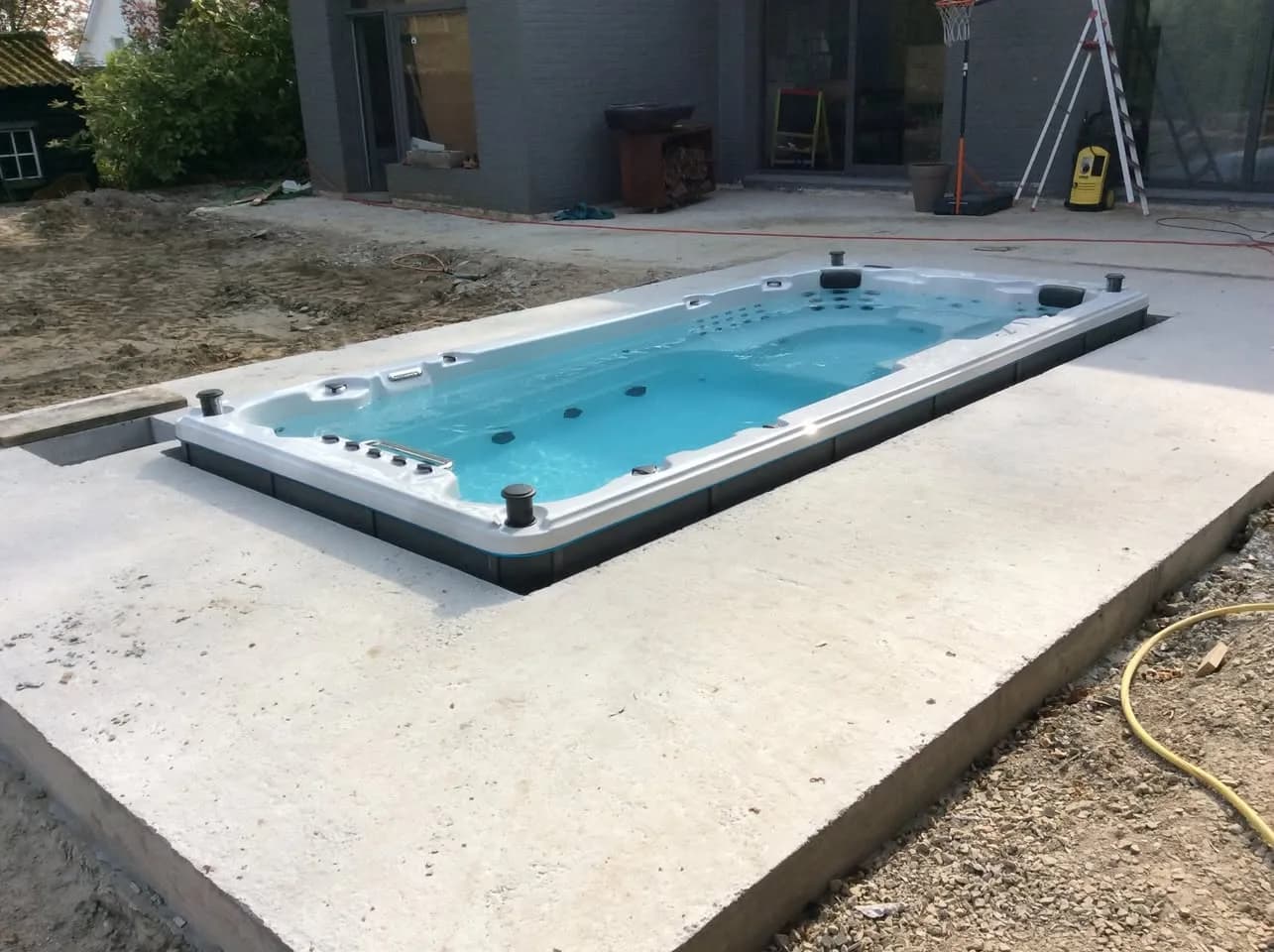 Installation d'un spa de nage Waterloo 501 Full option, encastré dans une dalle en béton