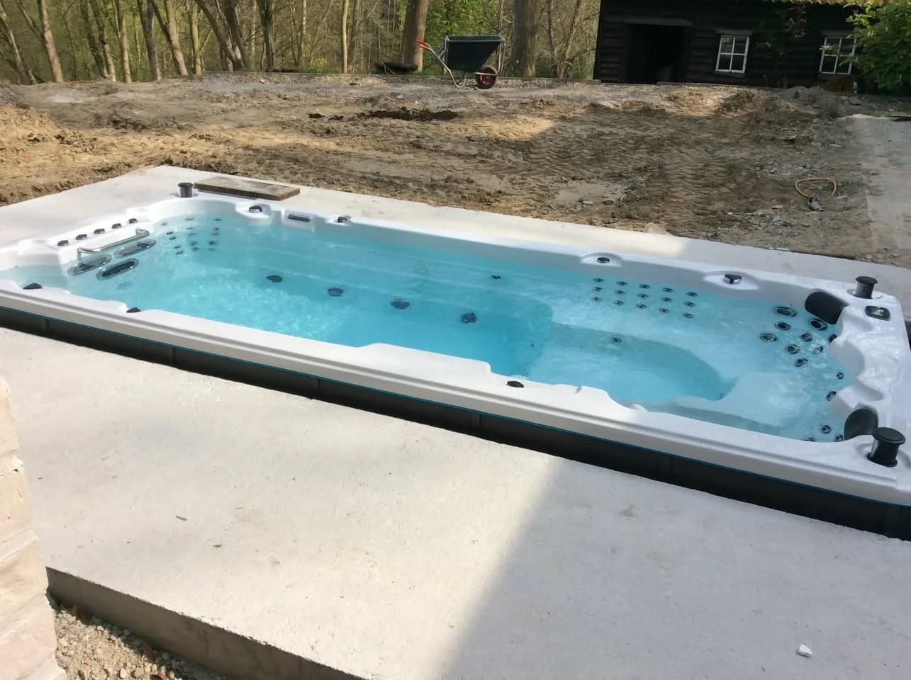 Installation d'un spa de nage Waterloo 501 Full option, autre vue du chantier