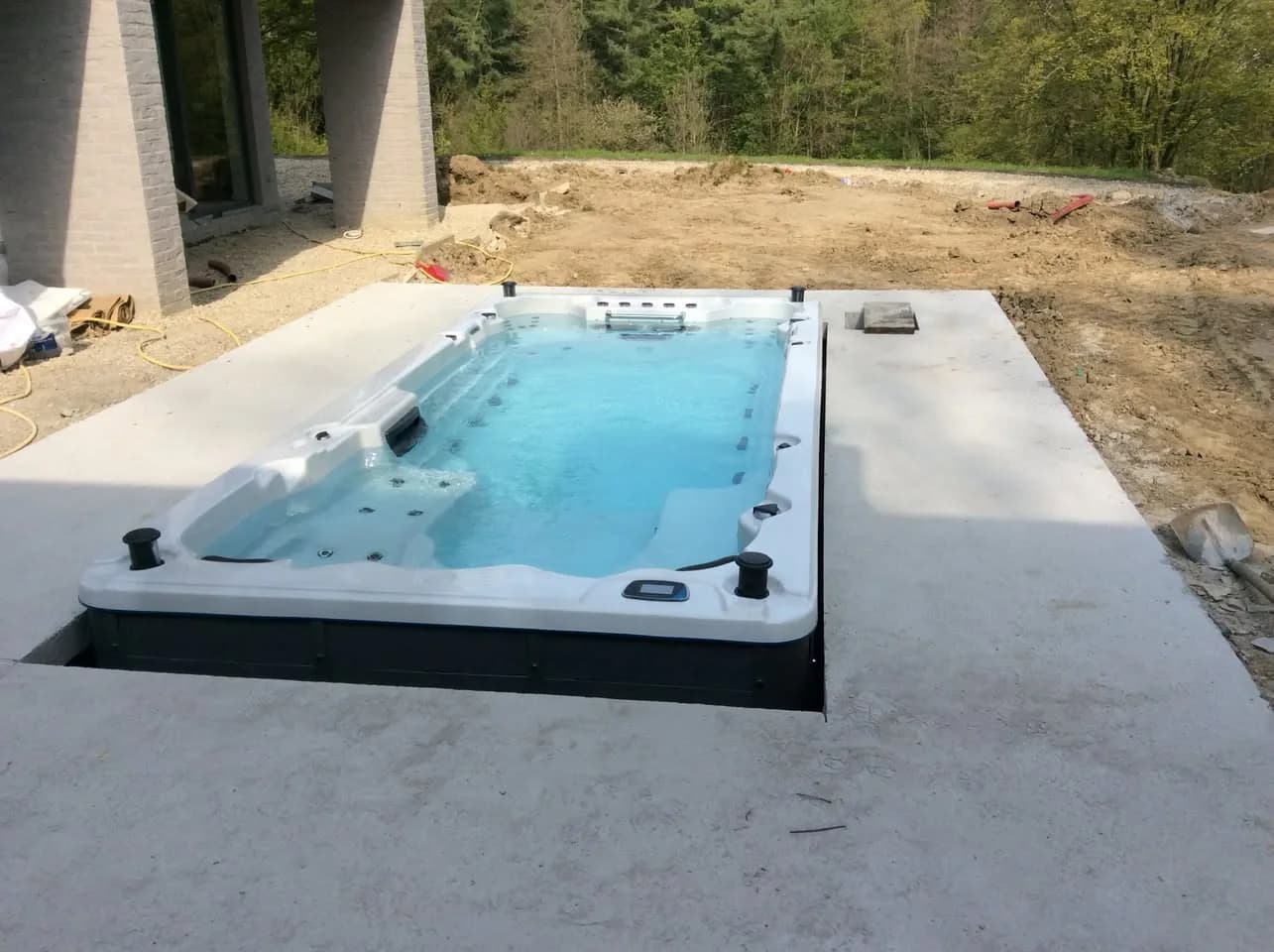 Installation d'un spa de nage Waterloo 501 Full option, autre vue du chantier
