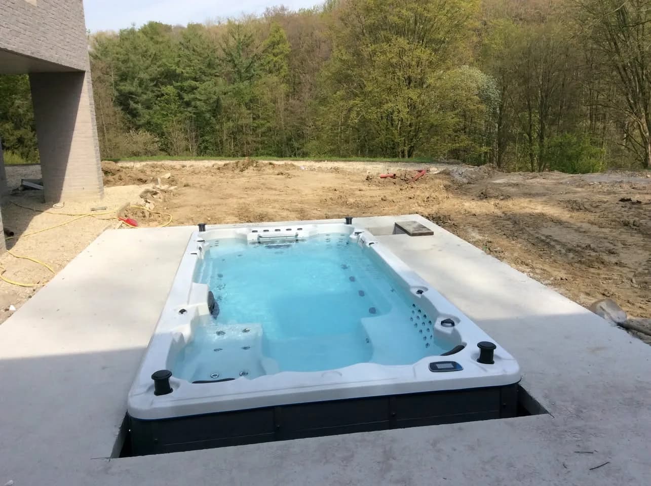 Installation d'un spa de nage Waterloo 501 Full option, autre vue du chantier