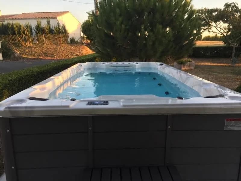 Installation d'un spa de nage Waterloo 501 à Gémenos, autre vue du chantier
