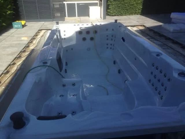 Installation d'un spa de nage Waterloo 501 à Hagetmau, autre vue du chantier