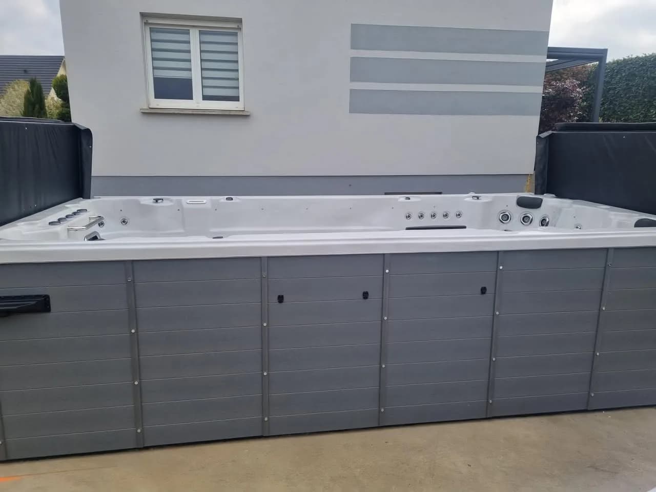 Installation d'un spa de nage Waterloo 501 à Pulversheim, spa de nage sur une dalle en béton