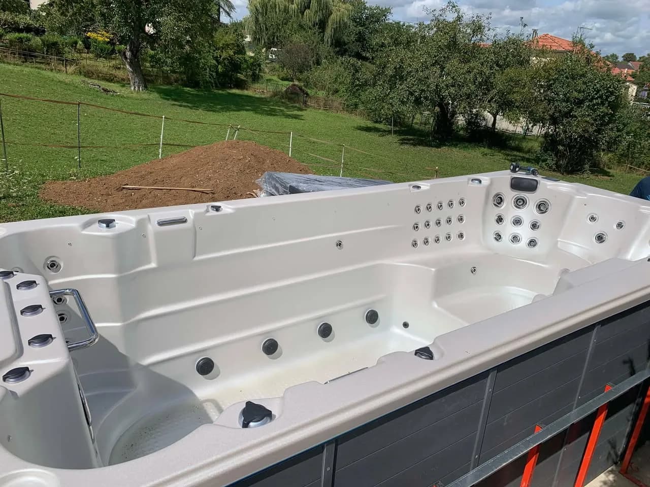 Installation d'un spa de nage Waterloo 501, autre vue du chantier