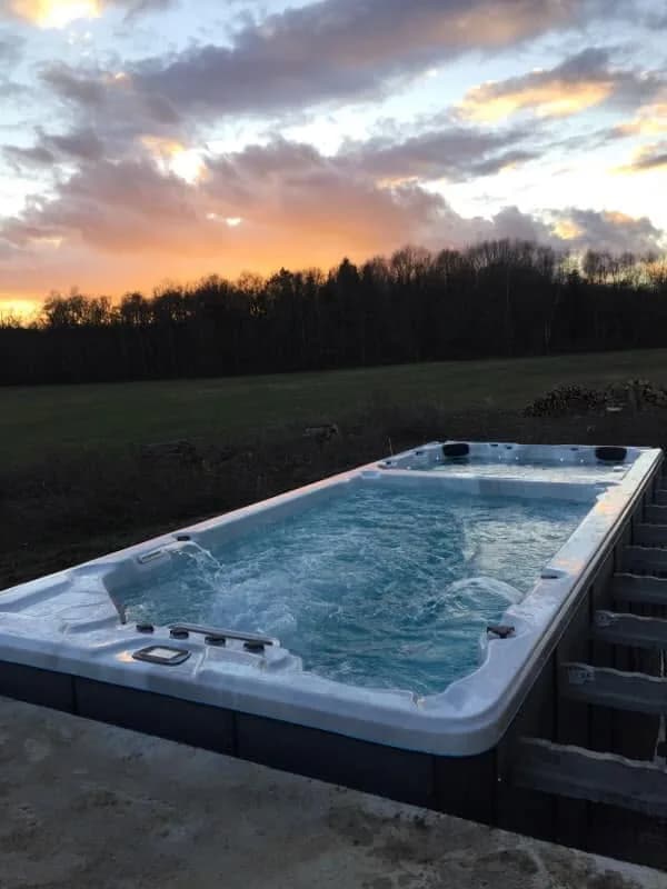 Installation d'un spa de nage Waterloo 594 dans les Vosges, autre vue du chantier