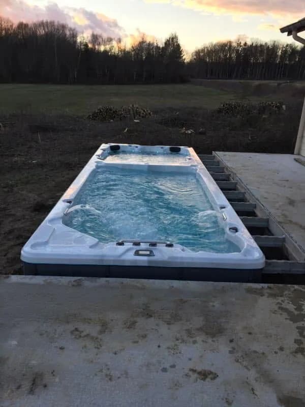 Installation d'un spa de nage Waterloo 594 dans les Vosges, autre vue du chantier