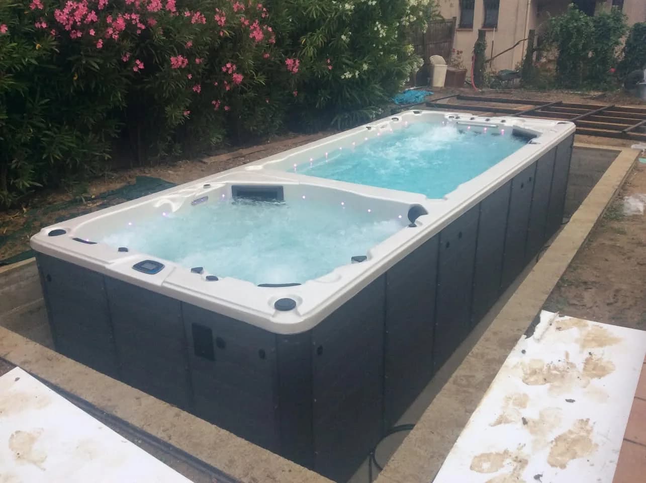 Installation d'un spa de nage Waterloo 594 Full option à Narbonne, en encastrement dans le jardin