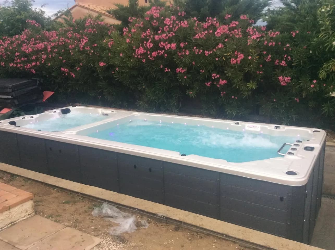 Installation d'un spa de nage Waterloo 594 Full option à Narbonne, autre vue du chantier