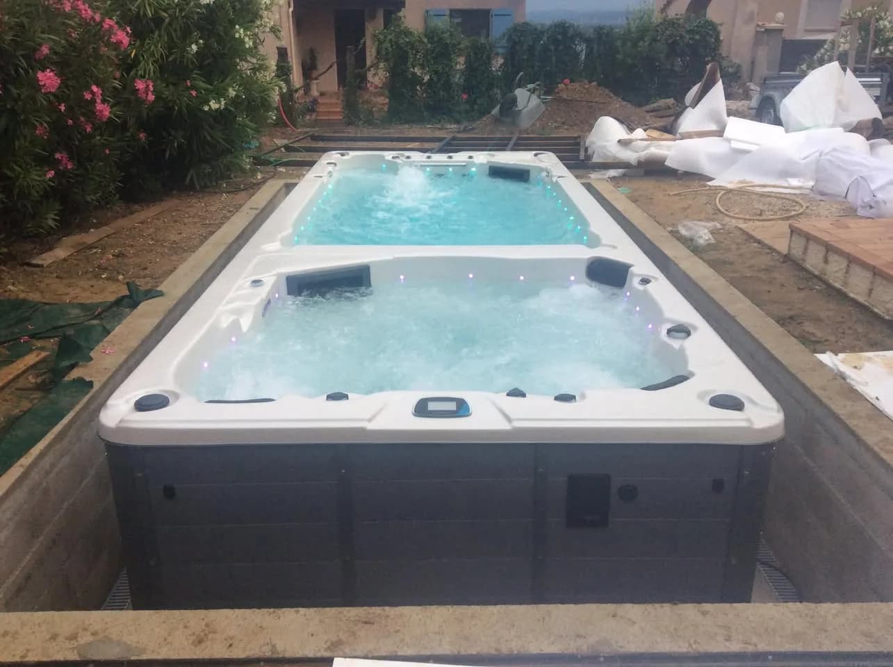 Installation d'un spa de nage Waterloo 594 Full option à Narbonne, autre vue du chantier