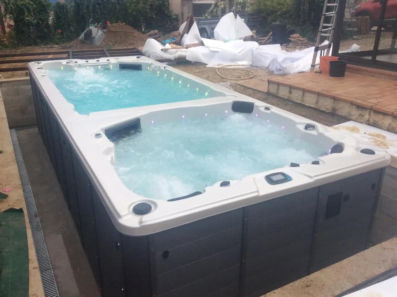 Installation d'un spa de nage Waterloo 594 Full option à Narbonne, autre vue du chantier