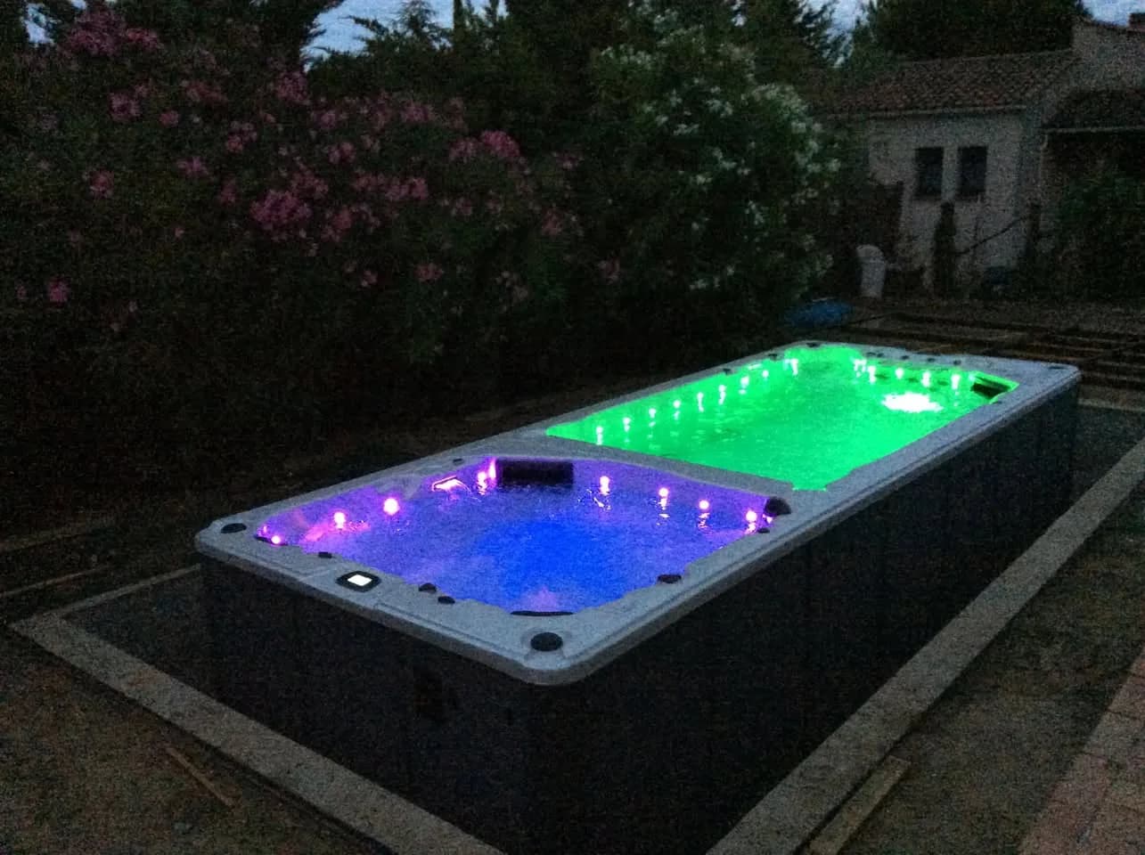 Installation d'un spa de nage Waterloo 594 Full option à Narbonne, autre vue du chantier