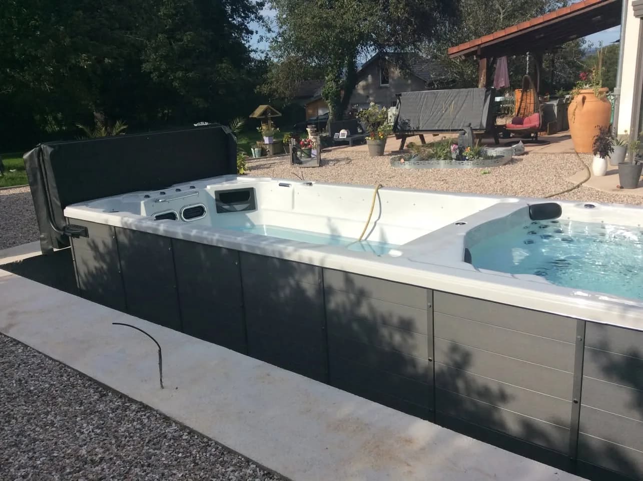 Installation d'un spa de nage Waterloo 594 Full option à Saint-Michel-sur-Meurthe, autre vue du chantier