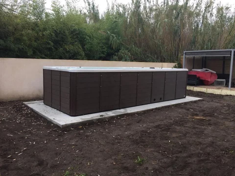 Installation d'un spa de nage Waterloo 594, autre vue du chantier