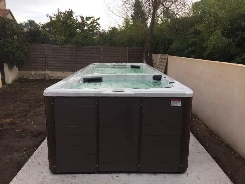 Installation d'un spa de nage Waterloo 594, autre vue du chantier