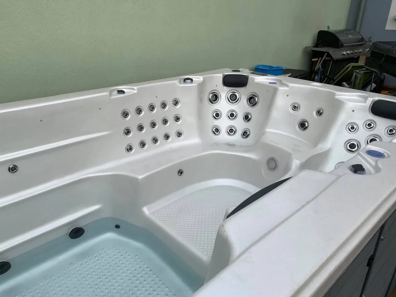 Installation d'un spa de nage Waterloo Full option, autre vue du chantier