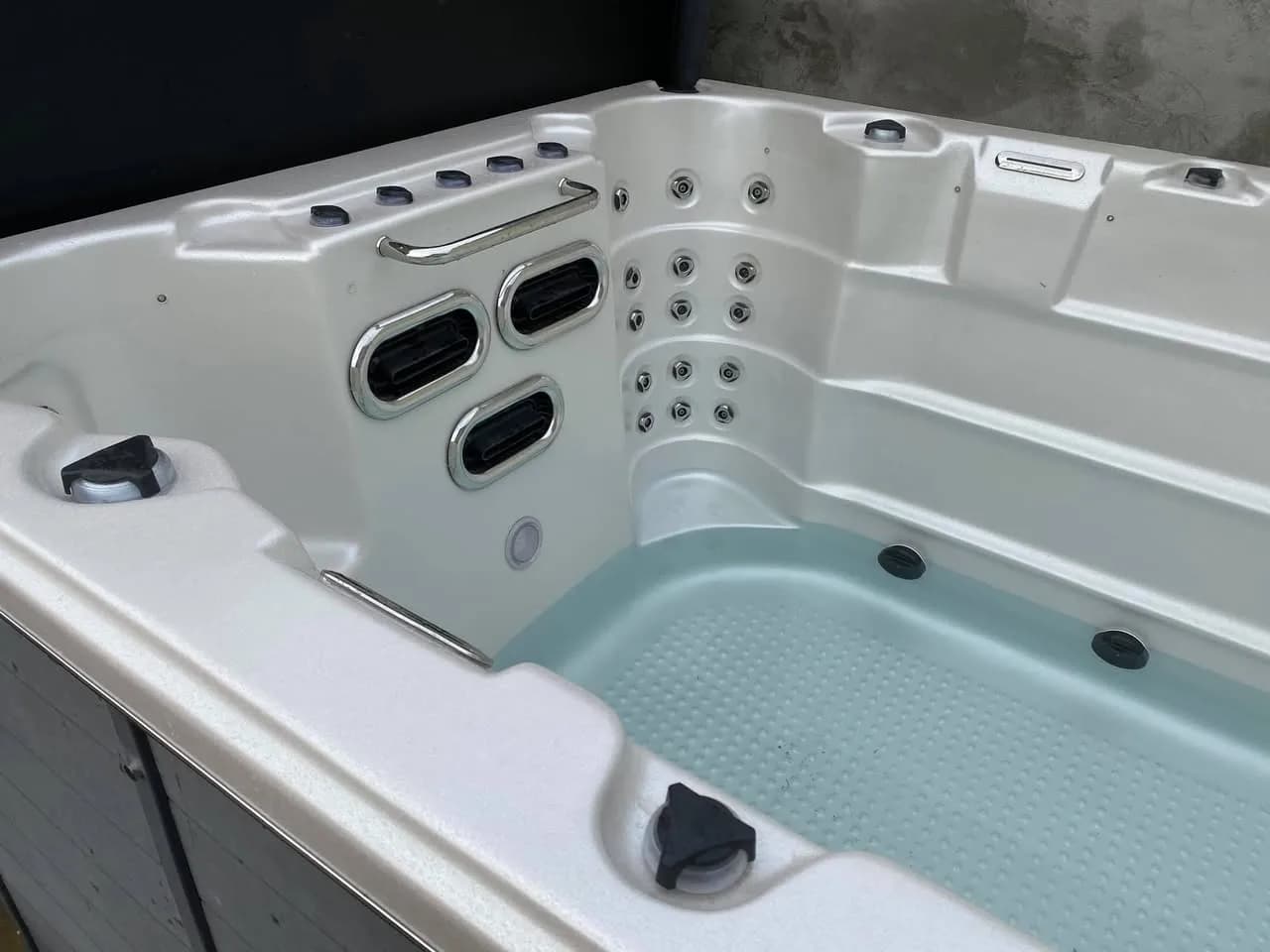 Installation d'un spa de nage Waterloo Full option, autre vue du chantier