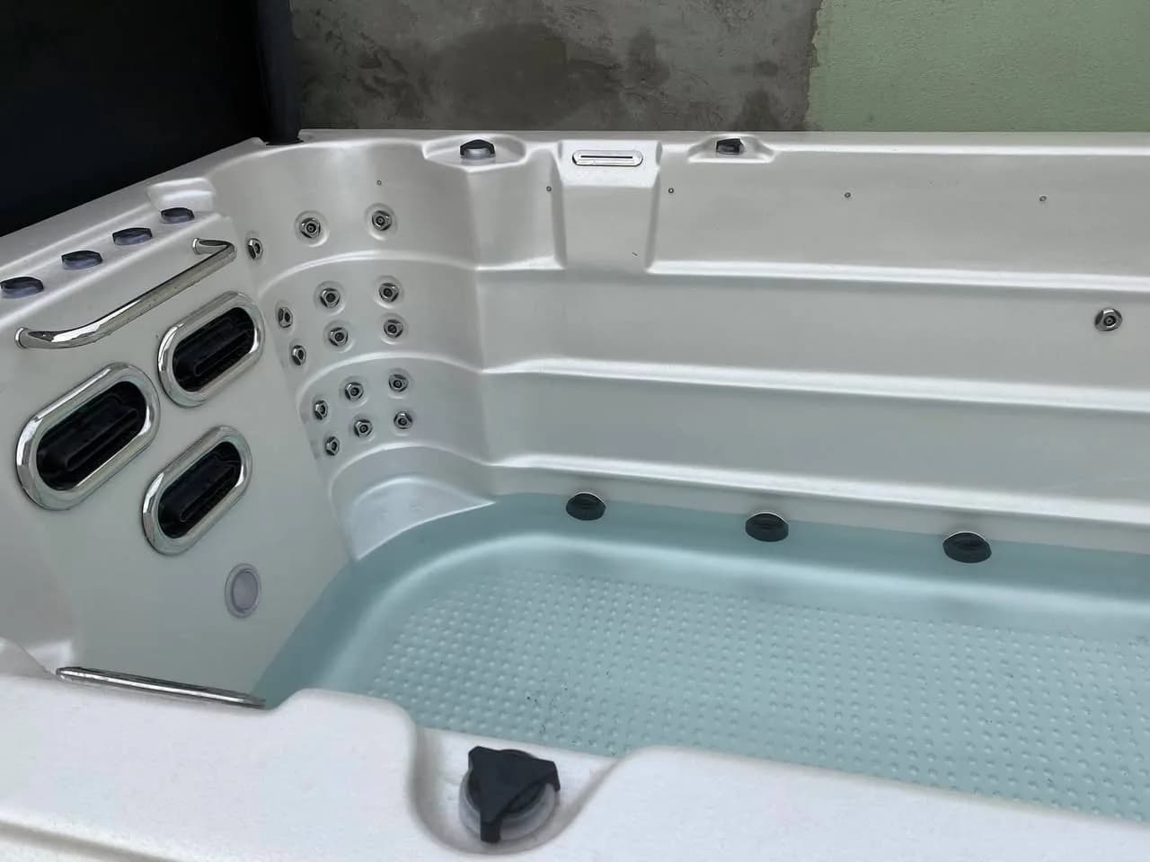 Installation d'un spa de nage Waterloo Full option, autre vue du chantier