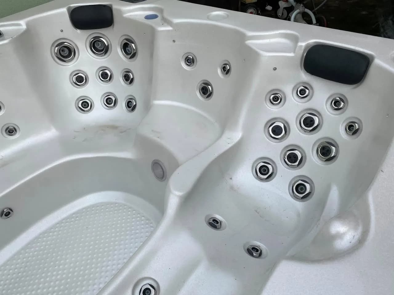 Installation d'un spa de nage Waterloo Full option, autre vue du chantier