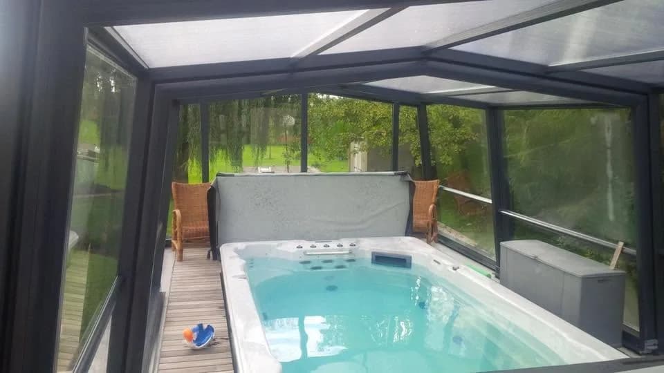 Installation d'un spa de nage Waterloo à Orléans, sous un abri Alukov