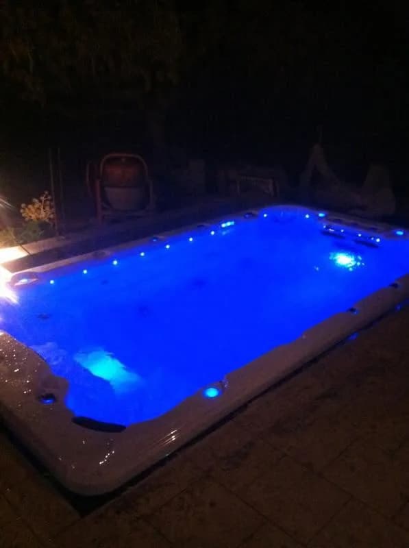 Installation d'un spa de nage Waterloo à Toulouse, encastré, éclairage LED de nuit