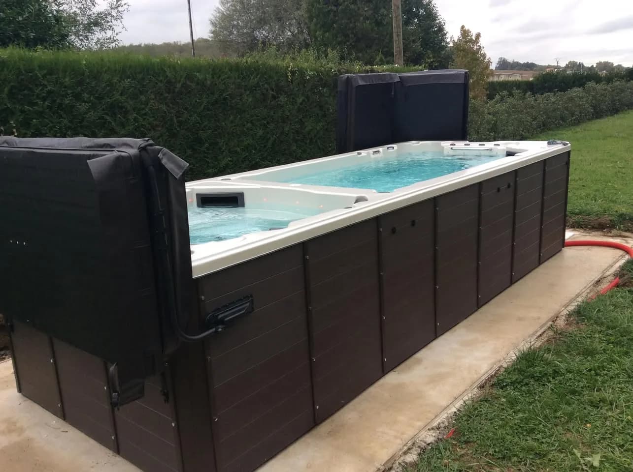 Installation d'un spa de nage, autre vue du chantier