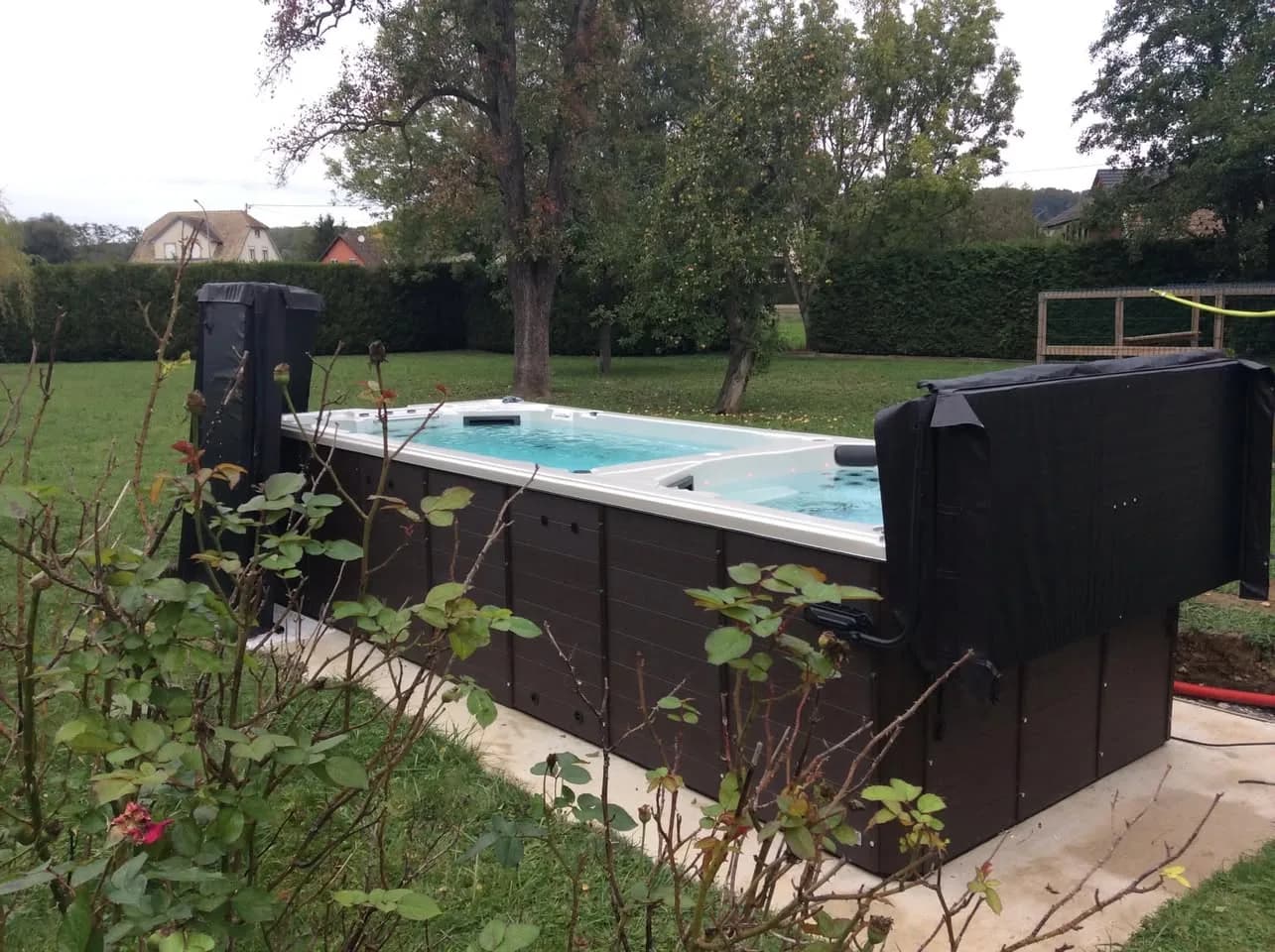 Installation d'un spa de nage, autre vue du chantier